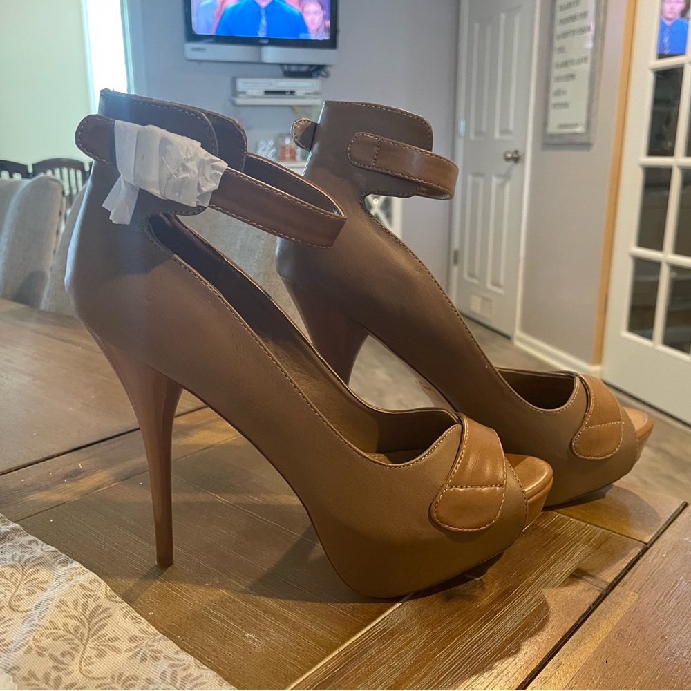 High heel shoes from VENUS